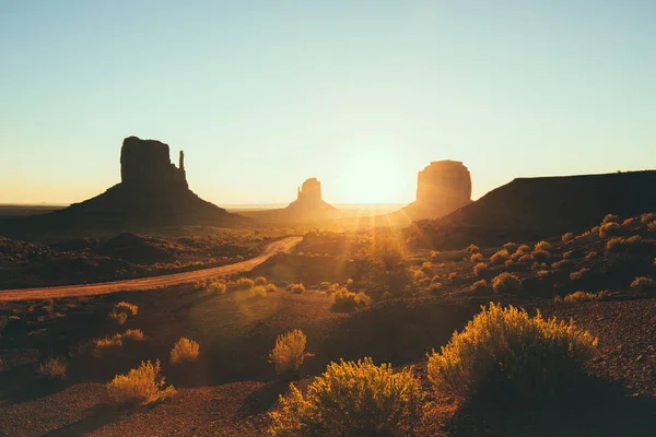 日の出、アリゾナ州、米国でモニュメント バレー — ストック写真