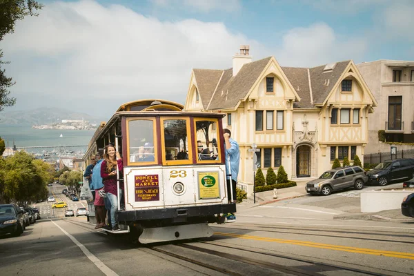 サンフランシスコのケーブルカーが丘を登る、カリフォルニア、アメリカ — ストック写真
