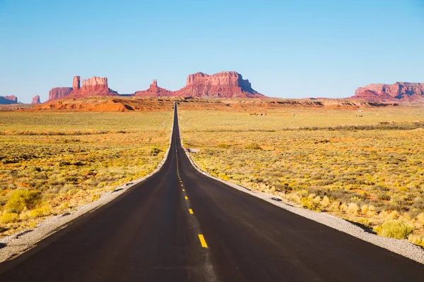 Vista clásica de la autopista en Monument Valley al atardecer, Estados Unidos —  Fotos de Stock