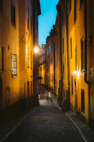 Stockholm'ün Gamla Stan eski şehir bölgesi gece, İsveç