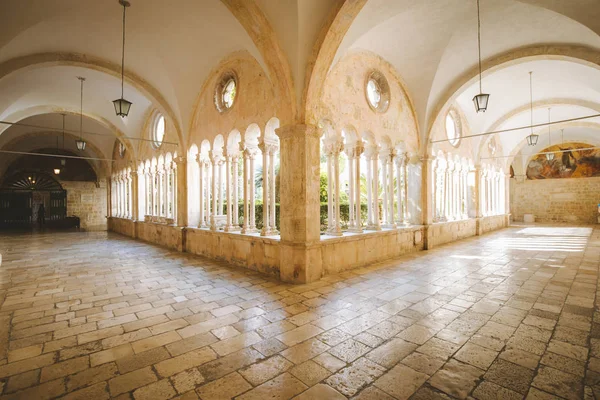 Pátio da Igreja Franciscana e Mosteiro, Dubrovnik, Croácia — Fotografia de Stock