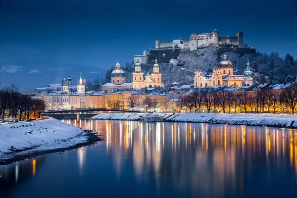 Salisburgo centro storico al crepuscolo in inverno, Austria — Foto Stock