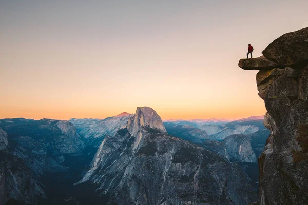 Turysta w Park Narodowy Yosemite, Kalifornia, Stany Zjednoczone Ameryki — Zdjęcie stockowe