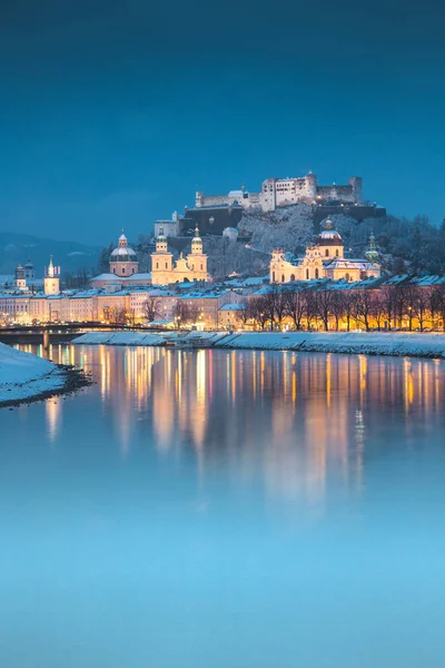 Salzburg Gamla stan i skymningen på vintern, Österrike — Stockfoto