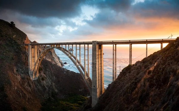 Puente Bixby a lo largo de la autopista 1 al atardecer, Big Sur, California, EE.UU. —  Fotos de Stock