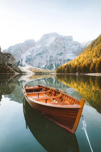 Bateau à rames traditionnel sur un lac dans les Alpes à l'automne — Photo