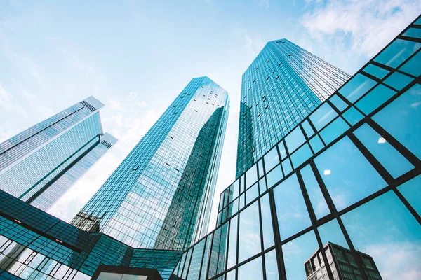 Moderna skyskrapor i affärsdistriktet mot blå himmel — Stockfoto
