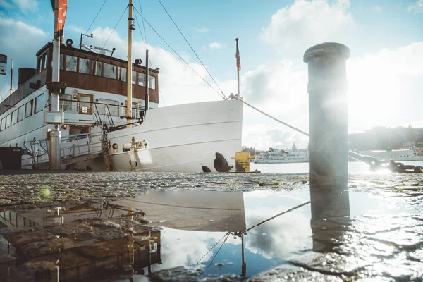 旧船在斯德哥尔摩港日落，瑞典，斯堪的纳维亚 — 图库照片