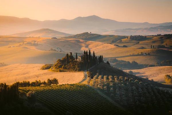 日の出、ヴァル ・ ドルチャ、イタリアの風光明媚なトスカーナ風景 — ストック写真