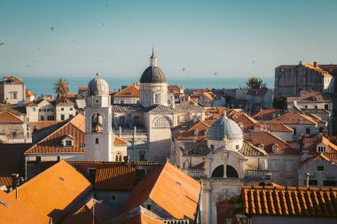 Akdeniz 'in en ünlü turizm beldelerinden biri olan tarihi Dubrovnik kasabasının klasik panoramik manzarası, gün batımında Dalmaçya, Hırvatistan