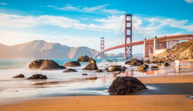 Güneşli bir günde güneşli bir günde güneşli bir günde manzaralı Baker Sahili 'nden görülen ünlü Golden Gate Köprüsü' nün klasik panoramik manzarası, San Francisco, California, ABD