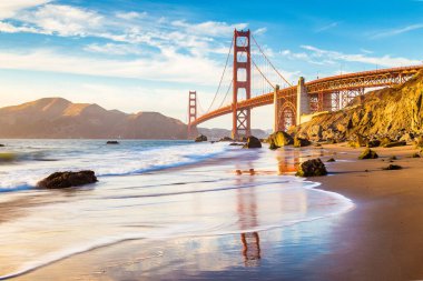 Güneşli bir günde güneşli bir günde güneşli bir günde manzaralı Baker Sahili 'nden görülen ünlü Golden Gate Köprüsü' nün klasik panoramik manzarası, San Francisco, California, ABD