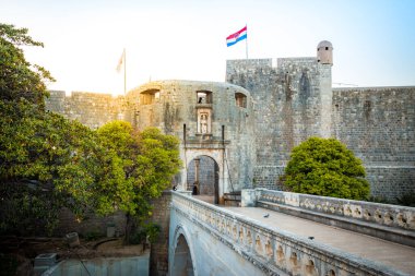 Gün doğumunda güzel sabah ışığında ünlü Dubrovnik Kazık Kapısı'nın (Eski Şehir Kapısı) panorama görünümü, Dalmaçya, Hırvatistan