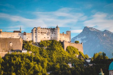 Yaz aylarında gün batımında mavi gökyüzü ile güneşli bir günde ünlü Hohensalzburg Kalesi klasik panorama görünümü, Salzburg, Avusturya