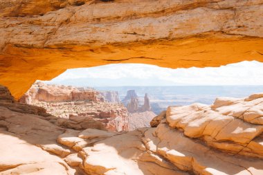 Klasik Görünüm ünlü Mesa Arch, Amerikan Southwest, doğal altın sabah gündoğumu yaz, Canyonlands Milli Parkı, Utah, Amerika güzel bir gün, ışık aydınlatılmış sembolü