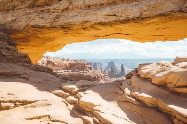 Klasik Görünüm ünlü Mesa Arch, Amerikan Southwest, doğal altın sabah gündoğumu yaz, Canyonlands Milli Parkı, Utah, Amerika güzel bir gün, ışık aydınlatılmış sembolü