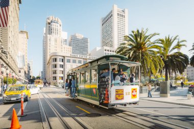 4 Eylül 2016 - San Francisco: Geleneksel Powell-Hyde teleferikleri San Francisco şehir merkezindeki Union Square 'de güzel altın sabah ışığında, Kaliforniya, Usa