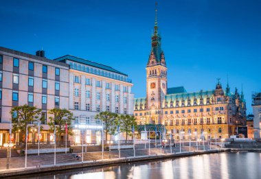 Alacakaranlıkta mavi saat boyunca Binnenalster yansıtan tarihi belediye binası ile Hamburg şehir merkezinin klasik alacakaranlık görünümü, Almanya