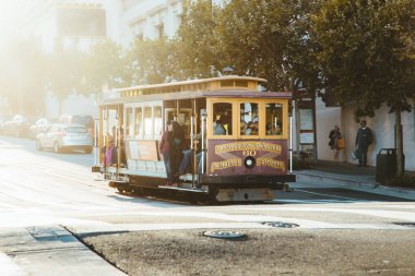 Tarihi Teleferik gün batımında güzel altın akşam ışığında ünlü California Street sürme, San Francisco, Kaliforniya, Abd