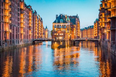 2015 yılından bu yana Unesco Dünya Mirası Listesi'nde yer alan ünlü Speicherstadt depo bölgesinin klasik görünümü, gün batımı ndan sonra alacakaranlıkta aydınlatılmış, Hamburg, Almanya