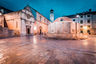 Hırvatistan 'ın Dalmaçya kenti Alacakaranlık Şelalesi' nin ünlü Onofrio çeşmesiyle tarihi Dubrovnik kentinin güzel alacakaranlık manzarası