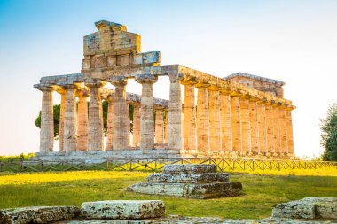 Paestum Tapınakları Arkeolojik Unesco Dünya Mirası Alanı gün batımında, Salerno Eyaleti, Campania, İtalya