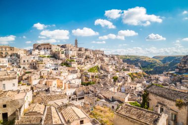 Mavi gökyüzü ve bulutlar, Basilicata, güney İtalya ile güneşli bir günde Matera (Sassi di Matera) antik kentinin panoramik görünümü