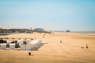Kum tepeleri ve otel binaları olan Zeebrugge sahilinin güzel panoramik manzarası. Mavi gökyüzü, Flanders, Belçika
