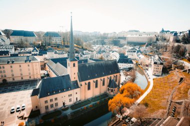 İlkbaharda mavi gökyüzü ile güzel bir güneşli günde ünlü eski şehir panoramik görünümü, Lüksemburg