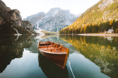 Dolomitlerdeki manzaralı Lago di Braies 'in geleneksel ahşap kayık manzarasının güzel manzarası gün doğumunda, Güney Tyrol, İtalya