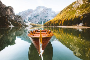 Dolomitlerdeki manzaralı Lago di Braies 'in geleneksel ahşap kayık manzarasının güzel manzarası gün doğumunda, Güney Tyrol, İtalya