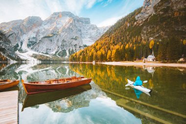 Traditonal kürek tekne ve sonbaharda gün doğumunda kayık genç adam ile ünlü Lago di Braies güzel görünümü, Dolomites, İtalya