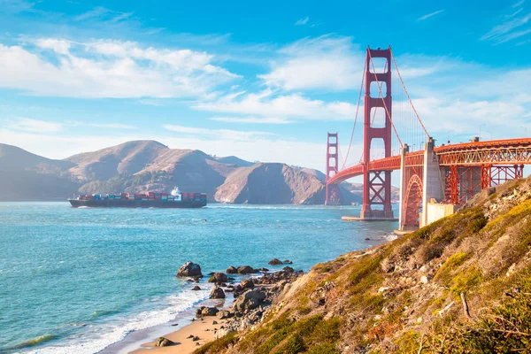 Vista Clásica Del Famoso Puente Golden Gate Con Buque Carga —  Fotos de Stock