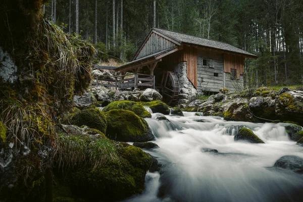 Idyllisch Lange Belichtings Weergave Van Een Oude Verlaten Molen Met — Stockfoto