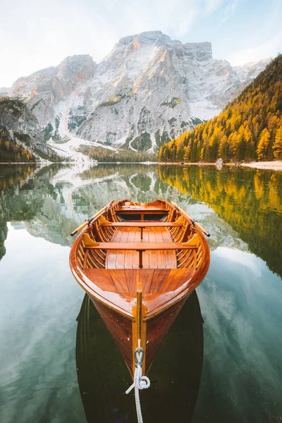 Dolomitlerdeki Manzaralı Lago Braies Geleneksel Ahşap Kayık Manzarasının Güzel Manzarası — Stok fotoğraf