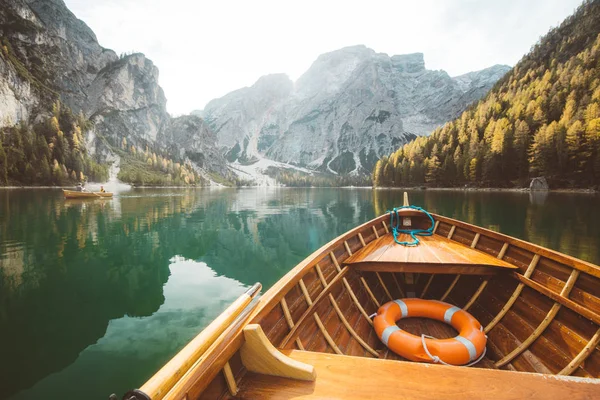 Piękny Widok Tradycyjnej Drewnianej Łodzi Wiosłowej Malowniczym Lago Braies Dolomitach — Zdjęcie stockowe