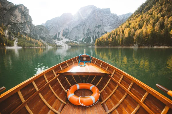 Beautiful View Traditional Wooden Rowing Boat Scenic Lago Braies Dolomites — Stock Photo, Image
