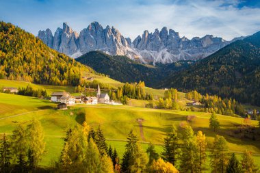 Dolomitlerin güzel manzarası... Santa Maddelana dağ köyü... sonbaharda gün batımında güzel bir altın akşam ışığı... Val di Funes, Güney Tyrol, kuzey İtalya....