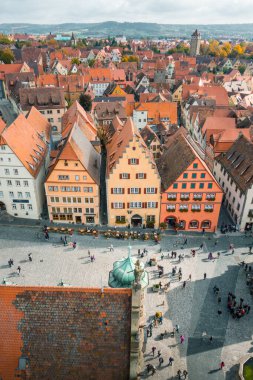 Yaz aylarında mavi gökyüzü ve bulutlar ile güzel bir güneşli bir günde Rothenburg ob der Tauber ortaçağ kasabasının havadan görünümü, Bavyera, Almanya