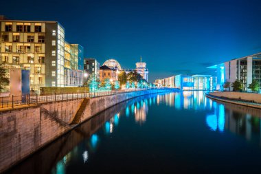 Alacakaranlıkta mavi saat boyunca Spree nehri ile ünlü Berlin hükümet bölgesinin panoramik alacakaranlık görünümü, Merkezi Berlin Mitte, Almanya