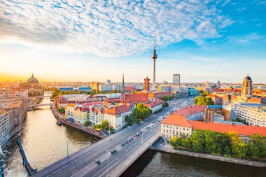 Berlin 'in klasik gökyüzü manzarası ünlü TV kulesi ve gün batımında güzel bir altın akşam ışığı altında Spree, Berlin Mitte, Almanya' nın merkezi.