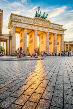 Ünlü Brandenburger Tor, Almanya'nın en iyi bilinen simgelerinden ve ulusal sembollerinden biri, gün batımında güzel altın akşam ışığında, Berlin, Almanya