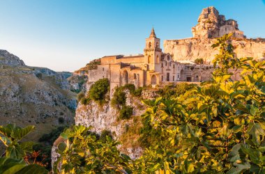 Antik Matera (Sassi di Matera) kasabasının panoramik manzarası gün doğumunda güzel bir altın sabah ışığı, Basilicata, güney İtalya