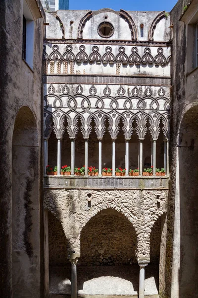 Krásný Výhled Slavné Klášterní Sloupy Vily Rufolo Ravellu Pobřeží Amalfi — Stock fotografie