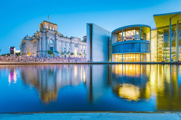 Светлый Вид Знаменитый Берлинский Правительственный Квартал Рекой Спри Темное Время — стоковое фото