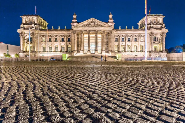 Klasyczny Widok Zmierzchu Słynnego Budynku Berlin Reichstag Podczas Niebieskiej Godziny — Zdjęcie stockowe