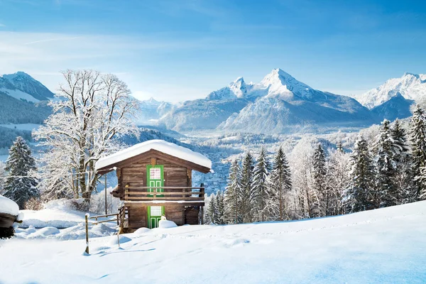 Smuk Udsigt Traditionelle Træ Bjerghytte Naturskønne Vinter Eventyrland Bjerglandskab Alperne - Stock-foto