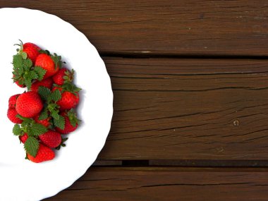 Tahta masadaki çilekler.