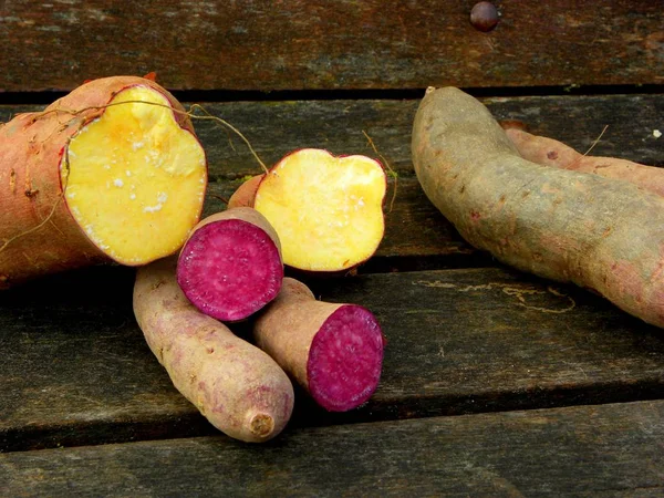 Tatlı patateslerin üzerine ahşap masa