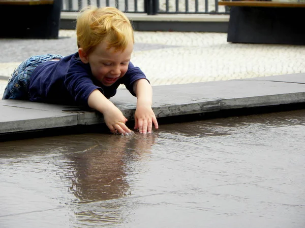 Küçük çocuk su ile oynamak